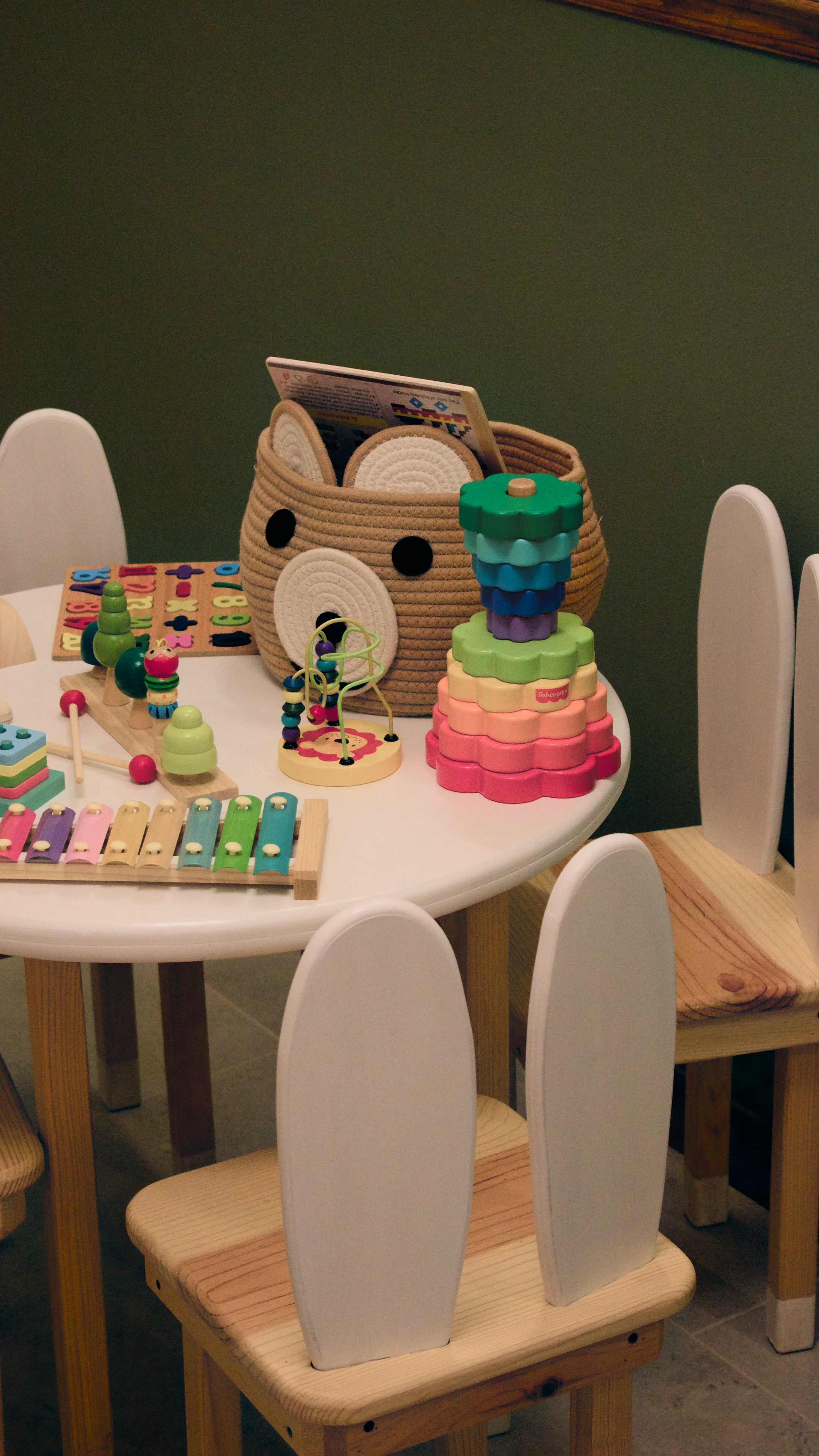 Family Space de Éclat Experience: rincón de lectura, mesa infantil y pufs